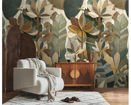 Moderne woonkamer met botanisch behang in tropisch design, lichte fauteuil met plaid, houten dressoir en een licht tapijt.