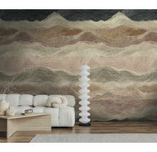 Gestileerd fotobehang met bergmotief in een modern ingerichte woonkamer met witte modulaire bank en design vloerlamp.