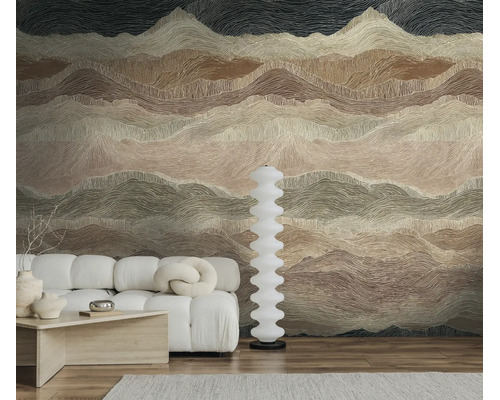 Gestileerd fotobehang met bergmotief in een modern ingerichte woonkamer met witte modulaire bank en design vloerlamp.