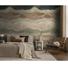 Moderne slaapkamer met fotobehang met een golvend heuvellandschap in aardetinten, een beige bed en een houten stoel.