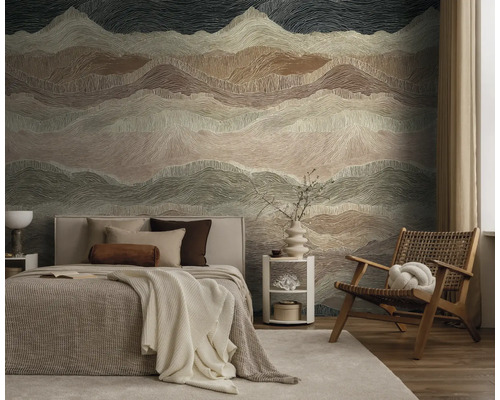 Moderne slaapkamer met fotobehang met een golvend heuvellandschap in aardetinten, een beige bed en een houten stoel.