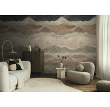 Moderne woonkamer met behang in berglandschap-ontwerp van fijne lijnen. Met beklede bank, houten dressoir en een ronde fauteuil.