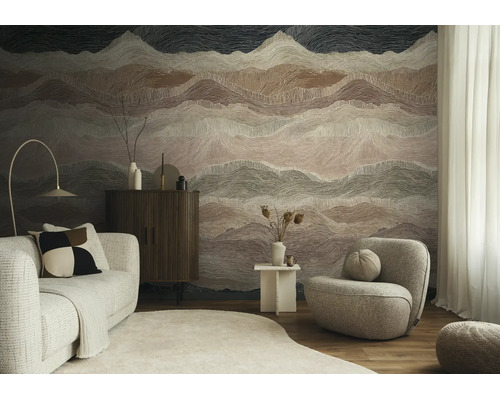 Moderne woonkamer met behang in berglandschap-ontwerp van fijne lijnen. Met beklede bank, houten dressoir en een ronde fauteuil.