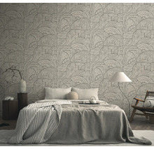 Vliesbehang met abstract patroon van lijnen en bogen in een lichte, modern ingerichte slaapkamer met een groot bed.