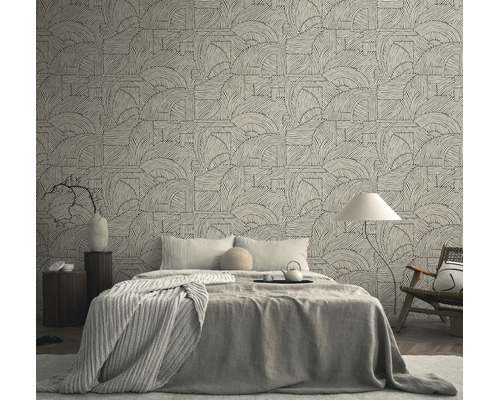 Vliesbehang met abstract patroon van lijnen en bogen in een lichte, modern ingerichte slaapkamer met een groot bed.