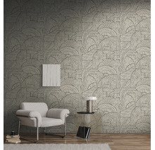Vliesbehang met grafisch lijnenpatroon in boogvorm, gecombineerd met een moderne fauteuil en bijzettafel in een lichte woonkamer.