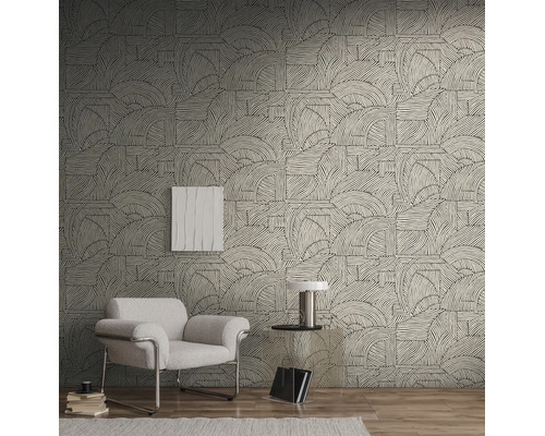 Vliesbehang met grafisch lijnenpatroon in boogvorm, gecombineerd met een moderne fauteuil en bijzettafel in een lichte woonkamer.