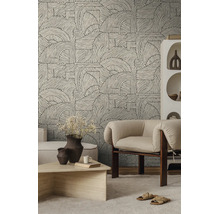 Vliesbehang met abstract lijnenpatroon in een lichte, modern ingerichte woonkamer met fauteuil, houten elementen en stenen tafel.