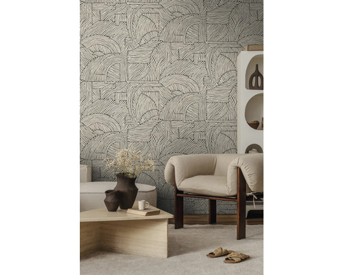 Vliesbehang met abstract lijnenpatroon in een lichte, modern ingerichte woonkamer met fauteuil, houten elementen en stenen tafel.