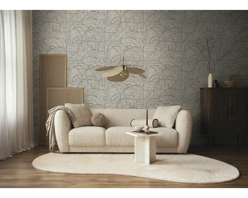 Modern ingerichte woonkamer met grafisch vliesbehang op de muur, een lichte stoffen bank en een vloerkleed met organische vormen.