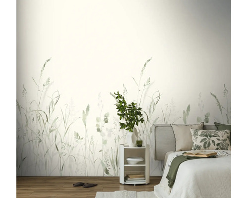 Fotobehang met natuurmotief, delicate grassen en planten in zachte groentinten, slaapkamer met licht bed, rustig en luchtig design.