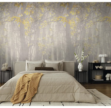 Modern ingerichte slaapkamer met fotobehang van een mistig bos met gele bladeren.