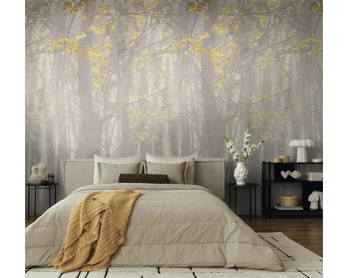 Modern ingerichte slaapkamer met fotobehang van een mistig bos met gele bladeren.