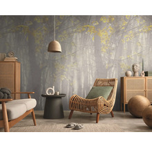 Woonkamer met fotobehang van een mistig bos, rotan fauteuil, houten dressoirs en een hanglamp met geweven kap.