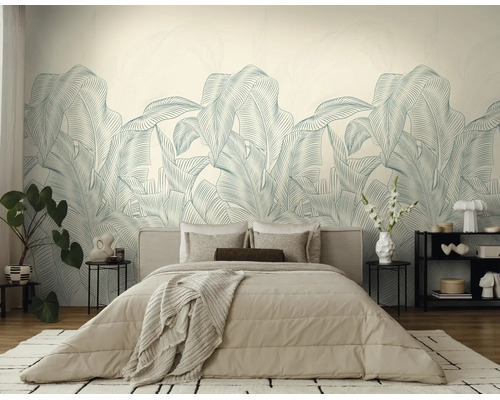 Licht ingerichte slaapkamer met groot fotobehang met palmbladeren, beige tweepersoonsbed, bijzettafels en moderne decoratie.