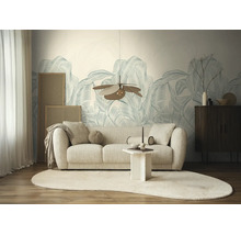 Woonkamer met vliesfotobehang met groot botanisch bladerpatroon, een lichte bank en een moderne hanglamp.