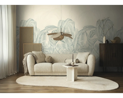 Woonkamer met vliesfotobehang met groot botanisch bladerpatroon, een lichte bank en een moderne hanglamp.