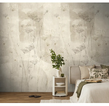 Vliesbehang met een floraal grassenmotief in een lichte, natuurlijk ingerichte slaapkamer met houten vloer en witte bijzettafel.
