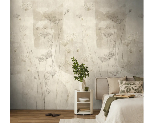 Vliesbehang met een floraal grassenmotief in een lichte, natuurlijk ingerichte slaapkamer met houten vloer en witte bijzettafel.