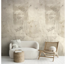 Vliesbehang met botanisch bloemenpatroon in een modern ingerichte woonkamer met witte bank en houten stoel.