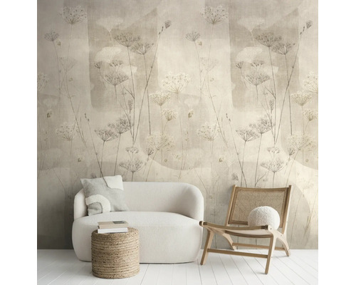 Vliesbehang met botanisch bloemenpatroon in een modern ingerichte woonkamer met witte bank en houten stoel.