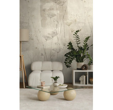 Moderne woonkamer met vliesbehang met botanisch bloemenpatroon. Scène met witte fauteuil, glazen tafel en vloerlamp op licht tapijt.