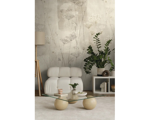 Moderne woonkamer met vliesbehang met botanisch bloemenpatroon. Scène met witte fauteuil, glazen tafel en vloerlamp op licht tapijt.