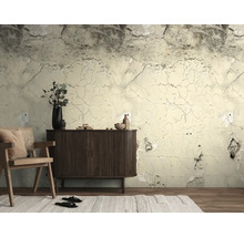 Fotobehang met betonlook en barststructuur in een woonkamer met houten meubels en vloerkleed.