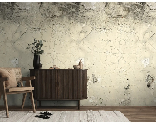 Fotobehang met betonlook en barststructuur in een woonkamer met houten meubels en vloerkleed.