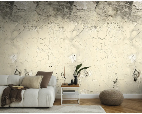 Fotobehang in steenlook met scheuren en afbladderend stucwerk in industriële stijl in een lichte woonkamer met witte bank.