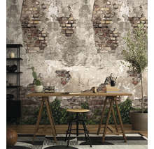Fotobehang met baksteen- en stucwerklook in een industrieel ingerichte werkkamer met houten bureau en kamerplanten.
