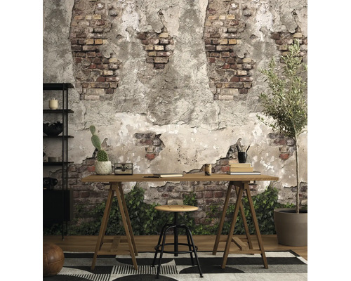 Fotobehang met baksteen- en stucwerklook in een industrieel ingerichte werkkamer met houten bureau en kamerplanten.