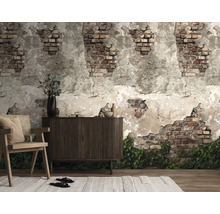 Fotobehang met rustieke baksteenlook, afbrokkelend stucwerk en klimop achter een dressoir en houten stoel.