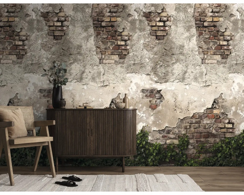 Fotobehang met rustieke baksteenlook, afbrokkelend stucwerk en klimop achter een dressoir en houten stoel.