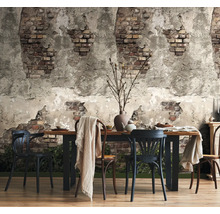 Fotobehang met baksteen- en stucwerklook in een modern ingerichte eetkamer met houten tafel en stoelen.