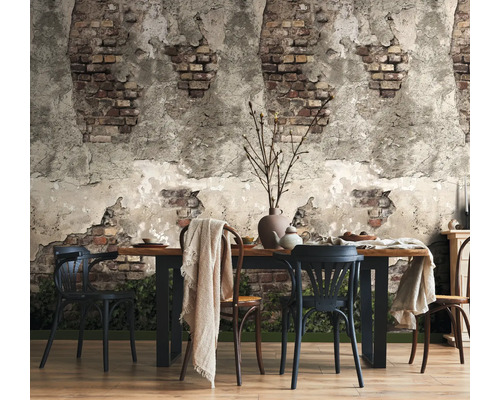 Fotobehang met baksteen- en stucwerklook in een modern ingerichte eetkamer met houten tafel en stoelen.