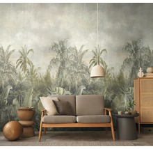 Woonkamer met vliesbehang met tropisch jungle-ontwerp, een tweezitsbank met houten frame, rotan kast en hangende hanglamp.
