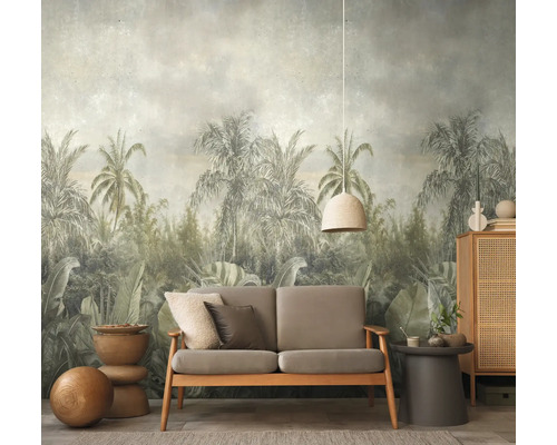 Woonkamer met vliesbehang met tropisch jungle-ontwerp, een tweezitsbank met houten frame, rotan kast en hangende hanglamp.