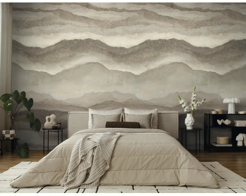 Moderne slaapkamer met abstract fotobehang in zandduin-look, beige bed en minimalistische meubels.
