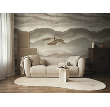 Moderne woonkamer met getextureerde bank, landschapswandschildering in aardtinten, organische hanglamp en licht tapijt.