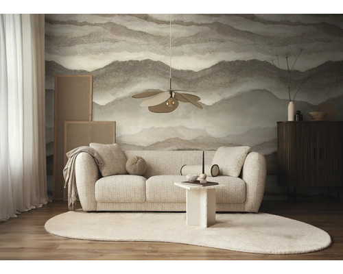 Moderne woonkamer met getextureerde bank, landschapswandschildering in aardtinten, organische hanglamp en licht tapijt.