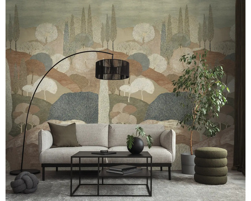 Woonkamer met fotobehang van een gestileerd heuvellandschap met bomen, met daarvoor een grijze bank en een zwarte salontafel.