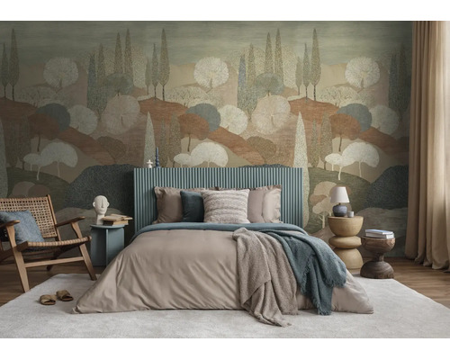 Moderne slaapkamer met landschapsbehang met gestileerde bomen in aardetinten, een bed met een geribbeld hoofdbord en houten meubels.