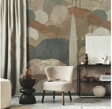 Vliesbehang met gestileerd landschapsmotief in aardetinten in een moderne kamer met beige teddy fauteuil.