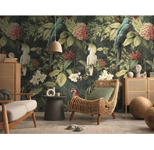 Fotobehang met botanisch jungle-motief, vogels en bloemen in een woonkamer met rotan meubels en een donkere achtergrond.