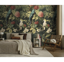 Slaapkamer met fotobehang in jungle-ontwerp met papegaaien en bloemen, een bed met licht textiel en een houten stoel.