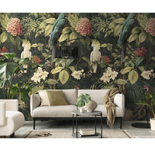 Botanisch vliesbehang met papegaaien en bloemen in een moderne woonkamer met een lichtgrijze bank en zwarte booglamp.