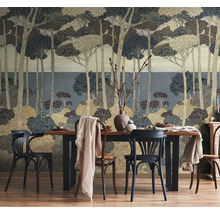 Moderne eetkamer met fotobehang met bosmotief, houten tafel en klassieke stoelen.
