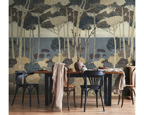 Moderne eetkamer met fotobehang met bosmotief, houten tafel en klassieke stoelen.