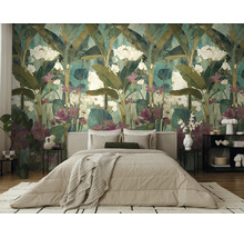 Moderne slaapkamer met fotobehang met jungle-ontwerp, licht gestoffeerd bed met beige dekbed, bijzettafels en decoratieve elementen.